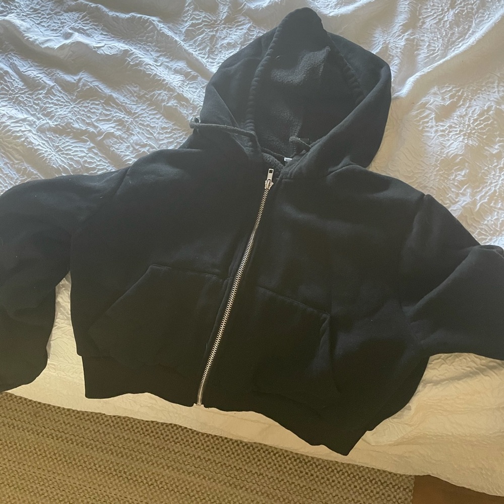 Black cropped sweatshirt